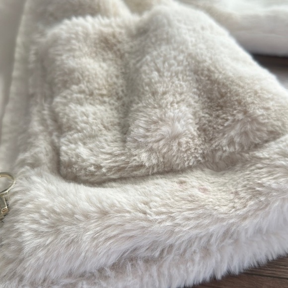 H&M Girls Faux Fur Cream Collared Coat Jacket Like New 5T Warm + Luxury - Picture 5 of 7